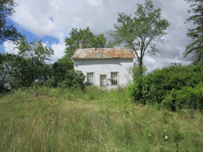 Abandoned Lee House - an abandoned house of many unusual things