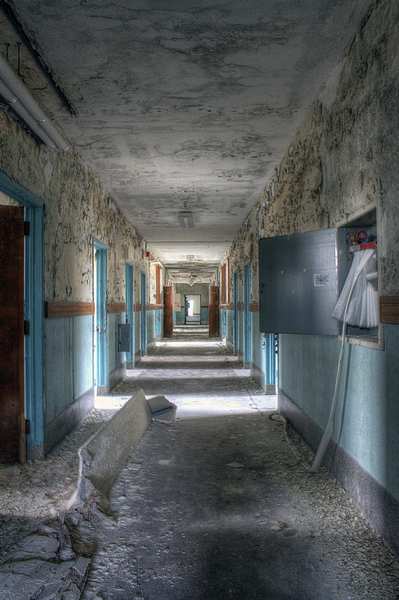 abandoned St. Thomas Psychiatric Hospital, St. Thomas Ontario, psychiatric hospital, abandoned Ontario, urban exploring, photography