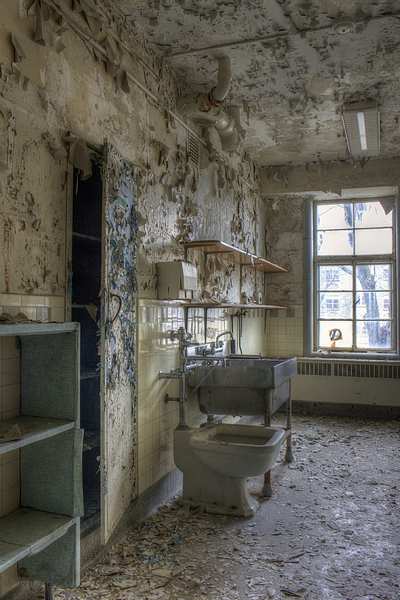 abandoned St. Thomas Psychiatric Hospital, St. Thomas Ontario, psychiatric hospital, abandoned Ontario, urban exploring, photography