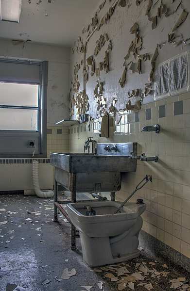 abandoned St. Thomas Psychiatric Hospital, St. Thomas Ontario, psychiatric hospital, abandoned Ontario, urban exploring, photography